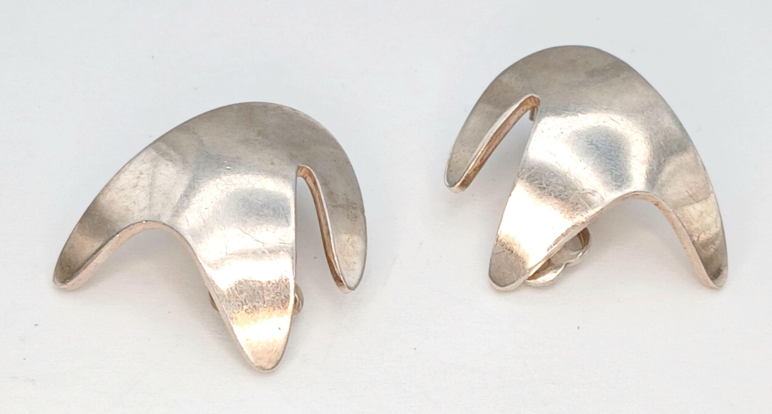 A Pretty Pair of 925 Sterling Silver Modernist Clip-On Earrings