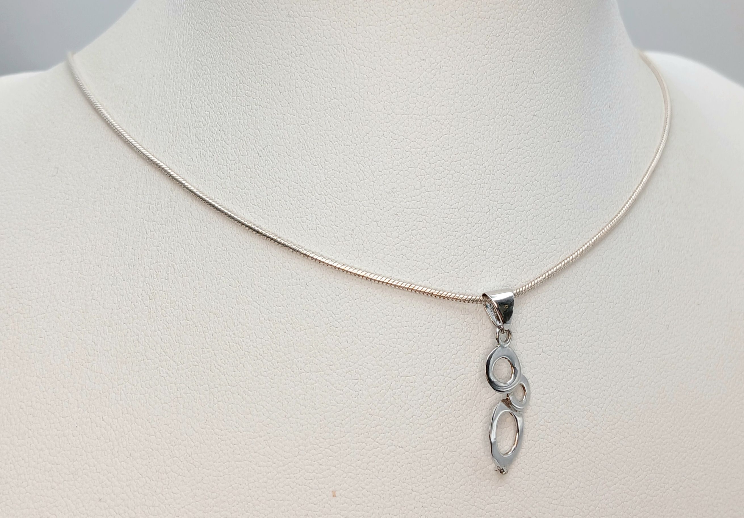 A 925 silver abstrat pendant necklace