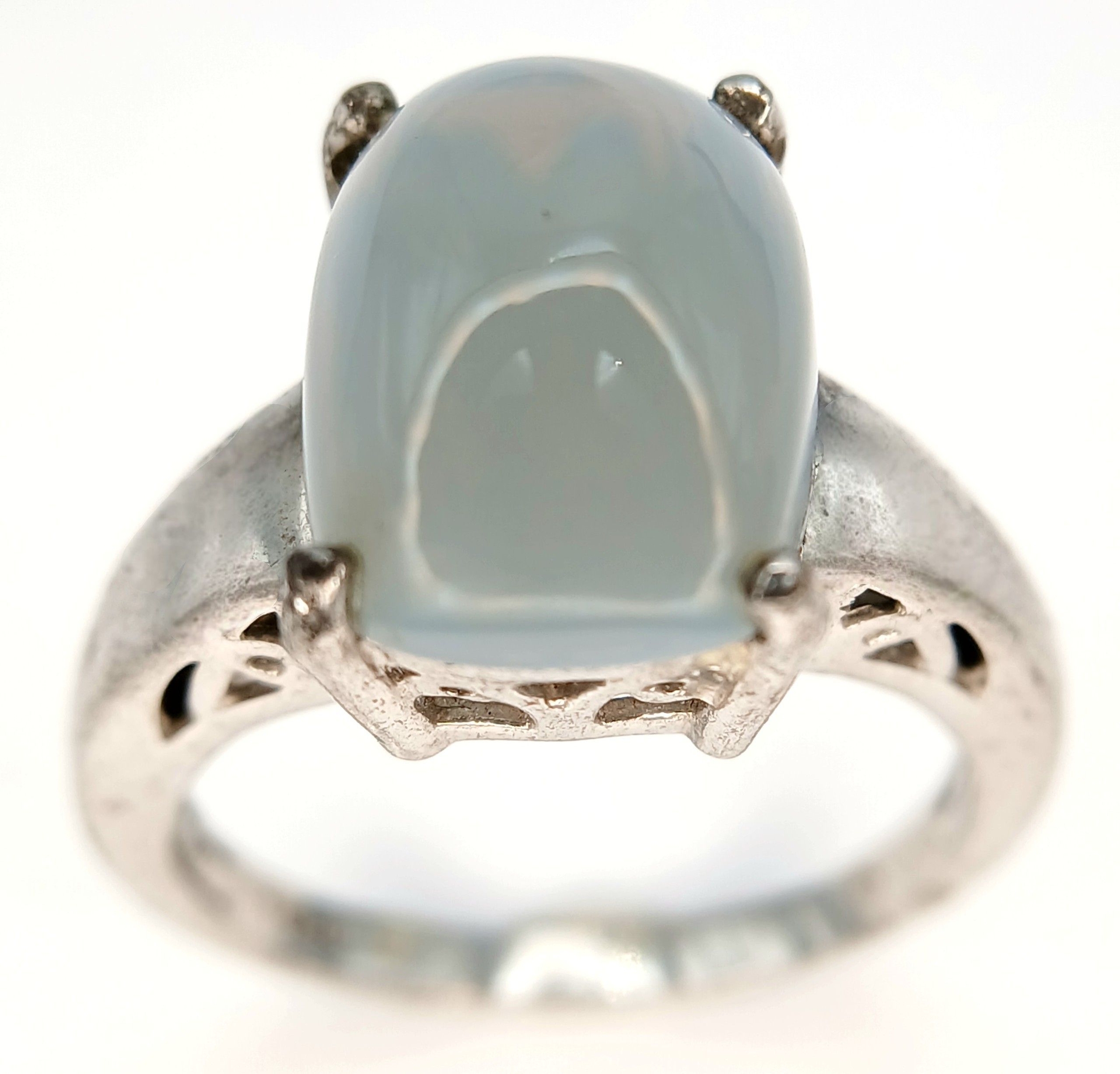 A Charming 925 Sterling Silver Blue Chalcedony Cabochon Set Ring Size Q