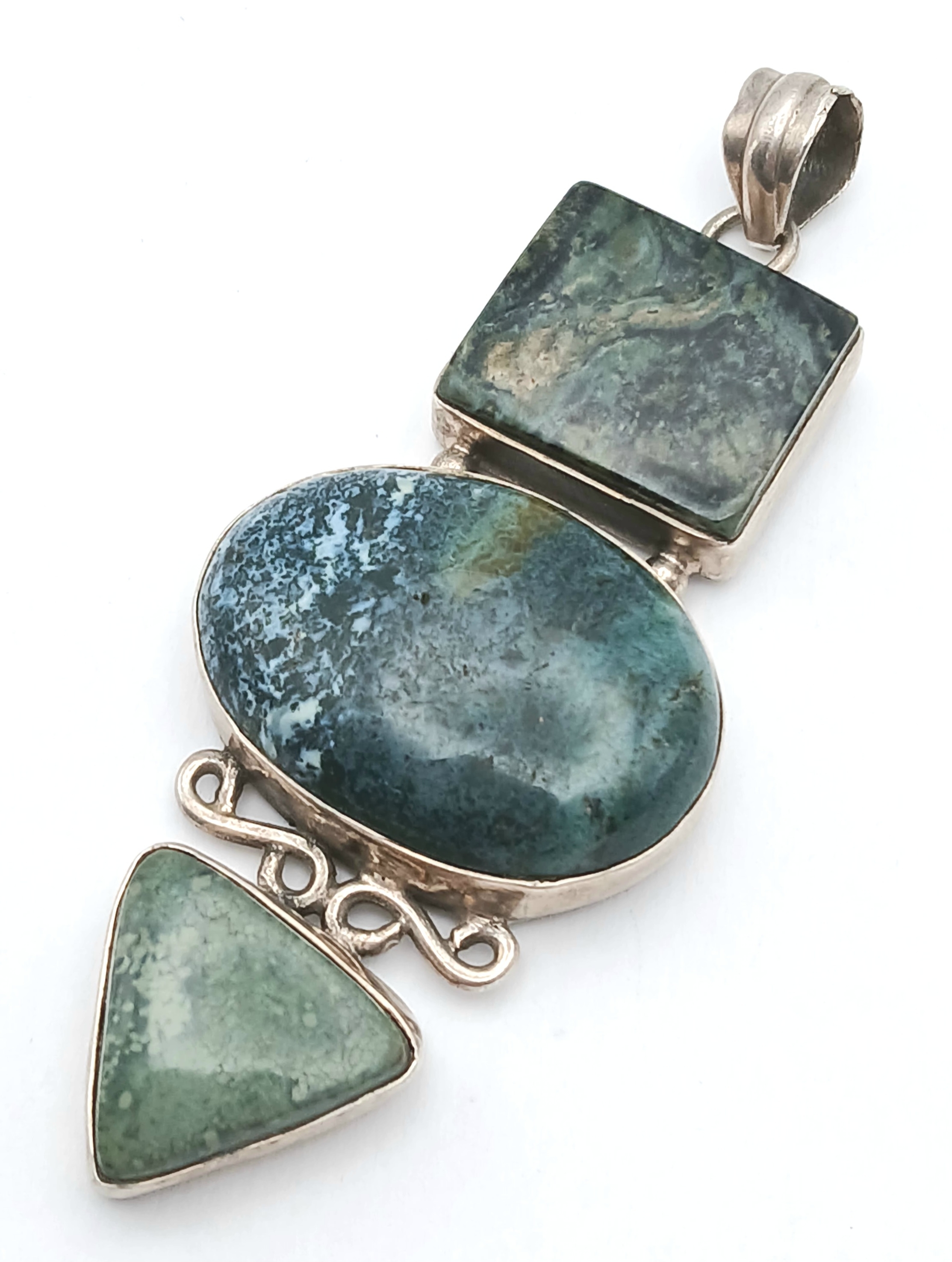 A Sterling Silver and Agate Drop Pendant in Tri-Shape Form