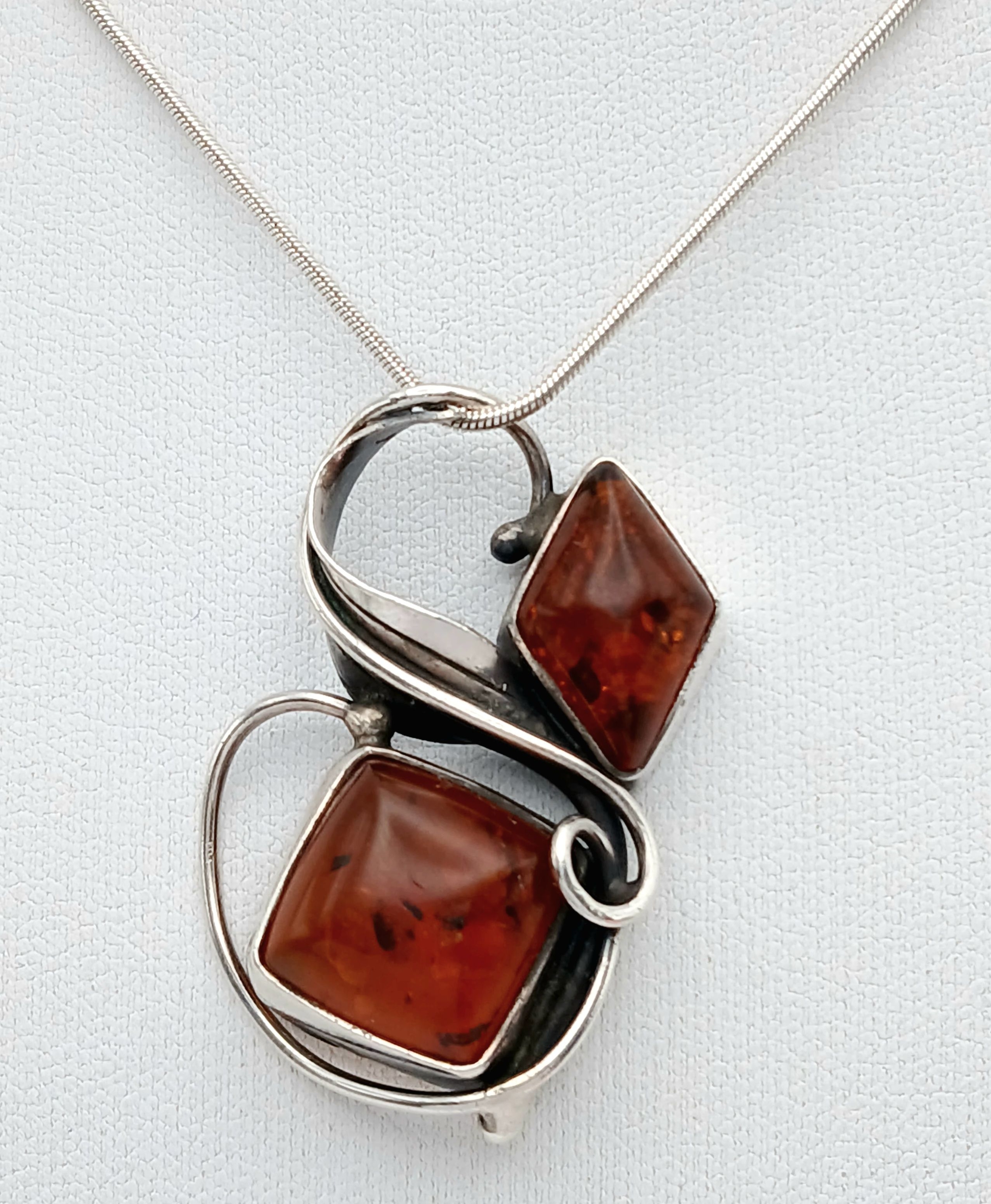 A Lovely 925 Silver Amber Set Pendant Necklace