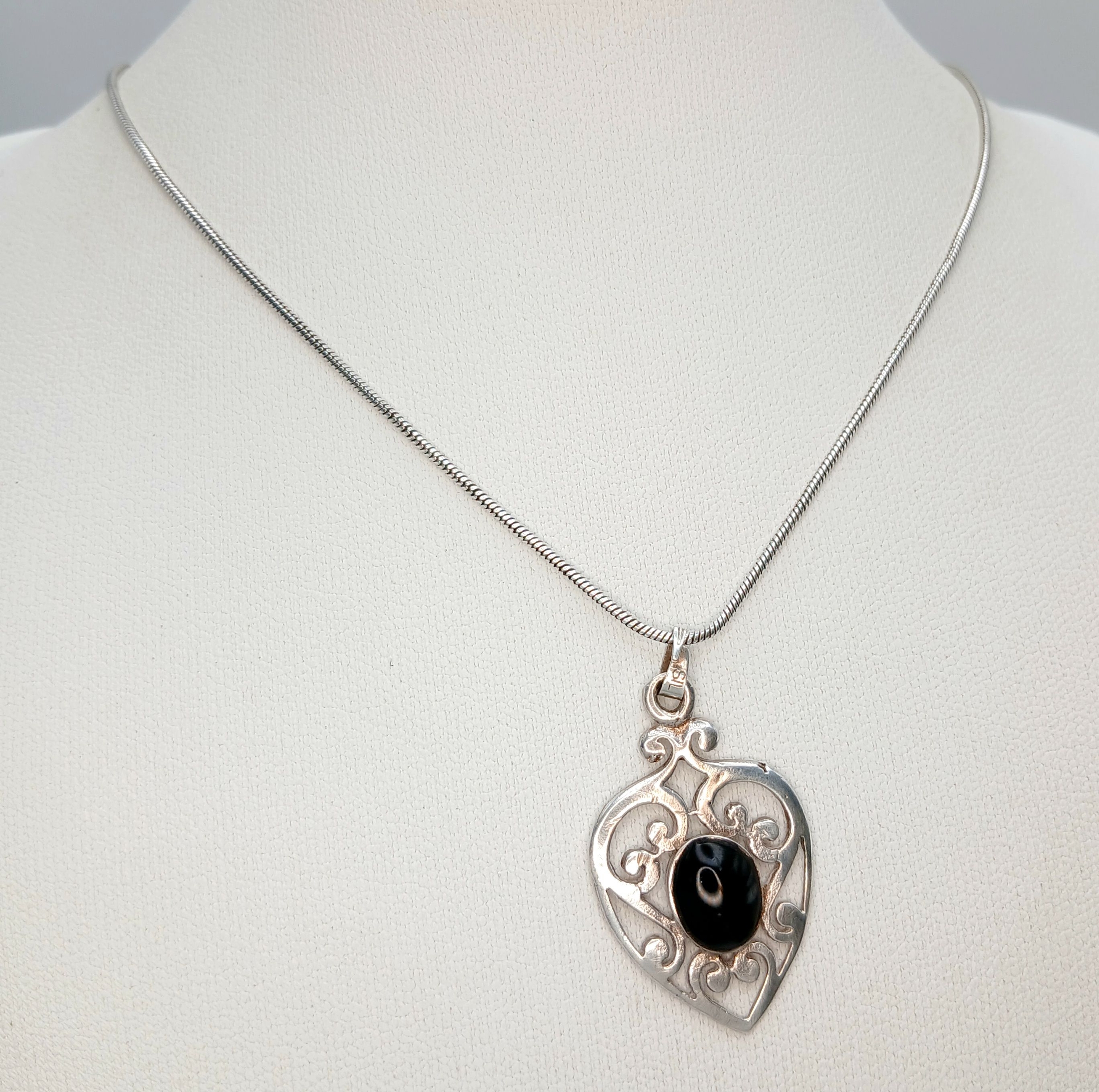 A Stylish Italian 925 Sterling Silver Black Onyx Pendant Necklace – 48cm Length