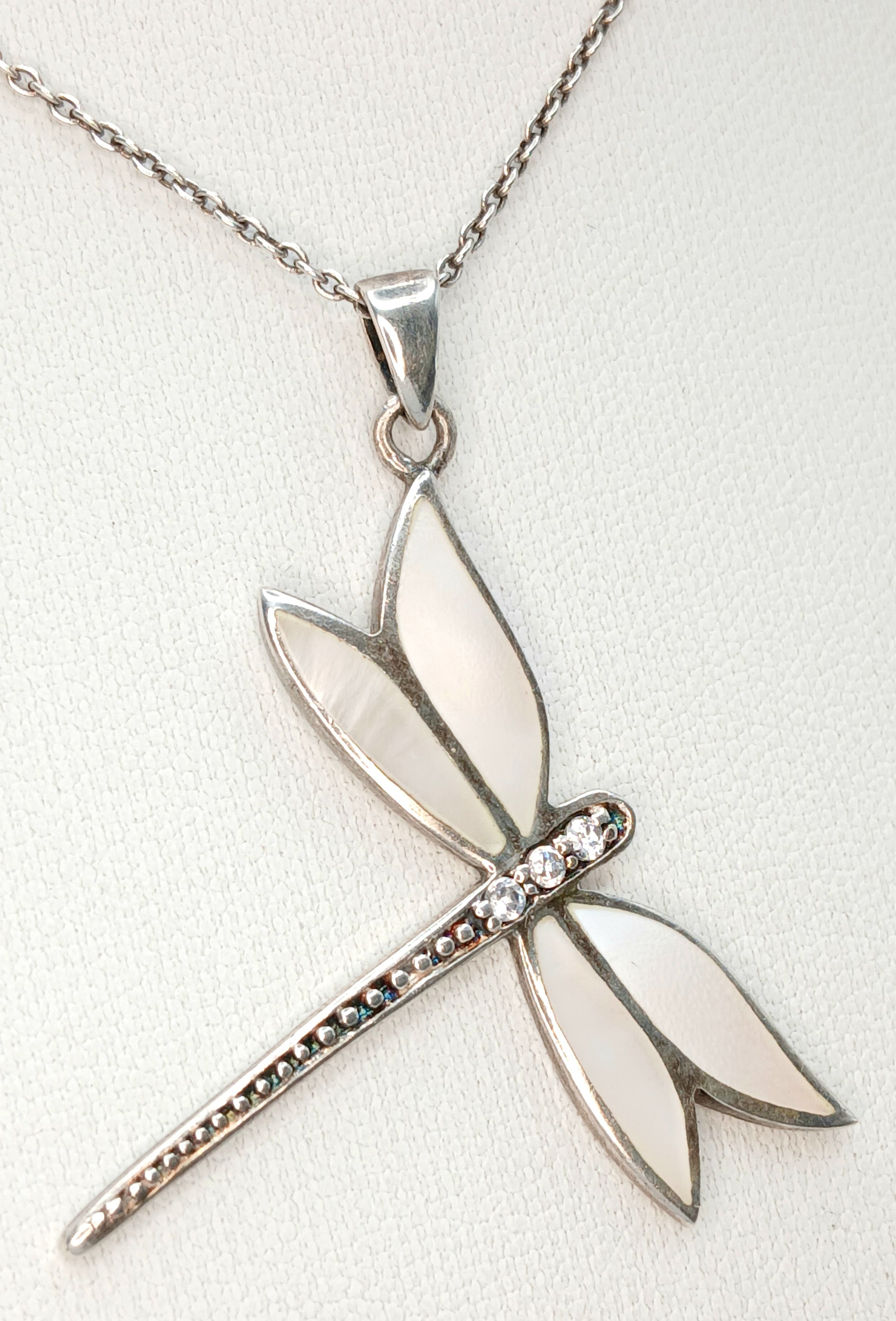 A Pretty 925 Sterling Silver Mother of Pearl and CZ Dragonfly Pendant Necklace