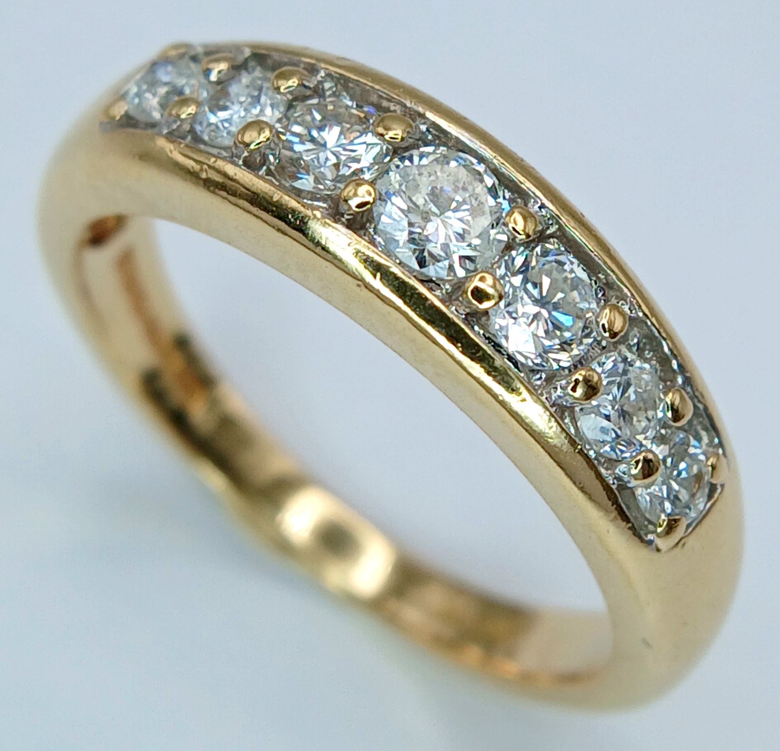AN 18K YELLOW GOLD, DIAMOND SET, 7 STONE RING