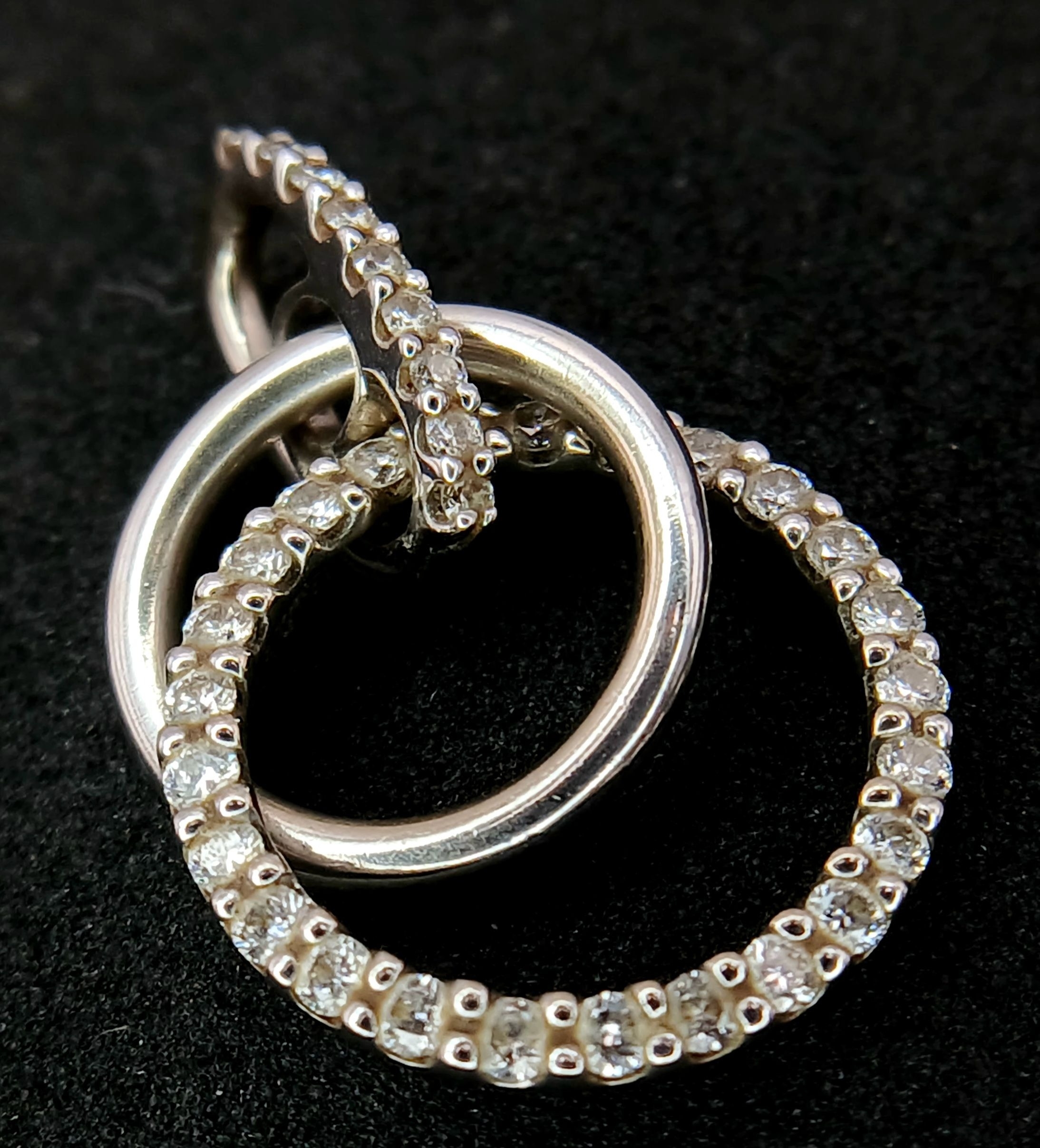 AN 18K WHITE GOLD, DIAMOND SET, DOUBLE CIRCLE PENDANT