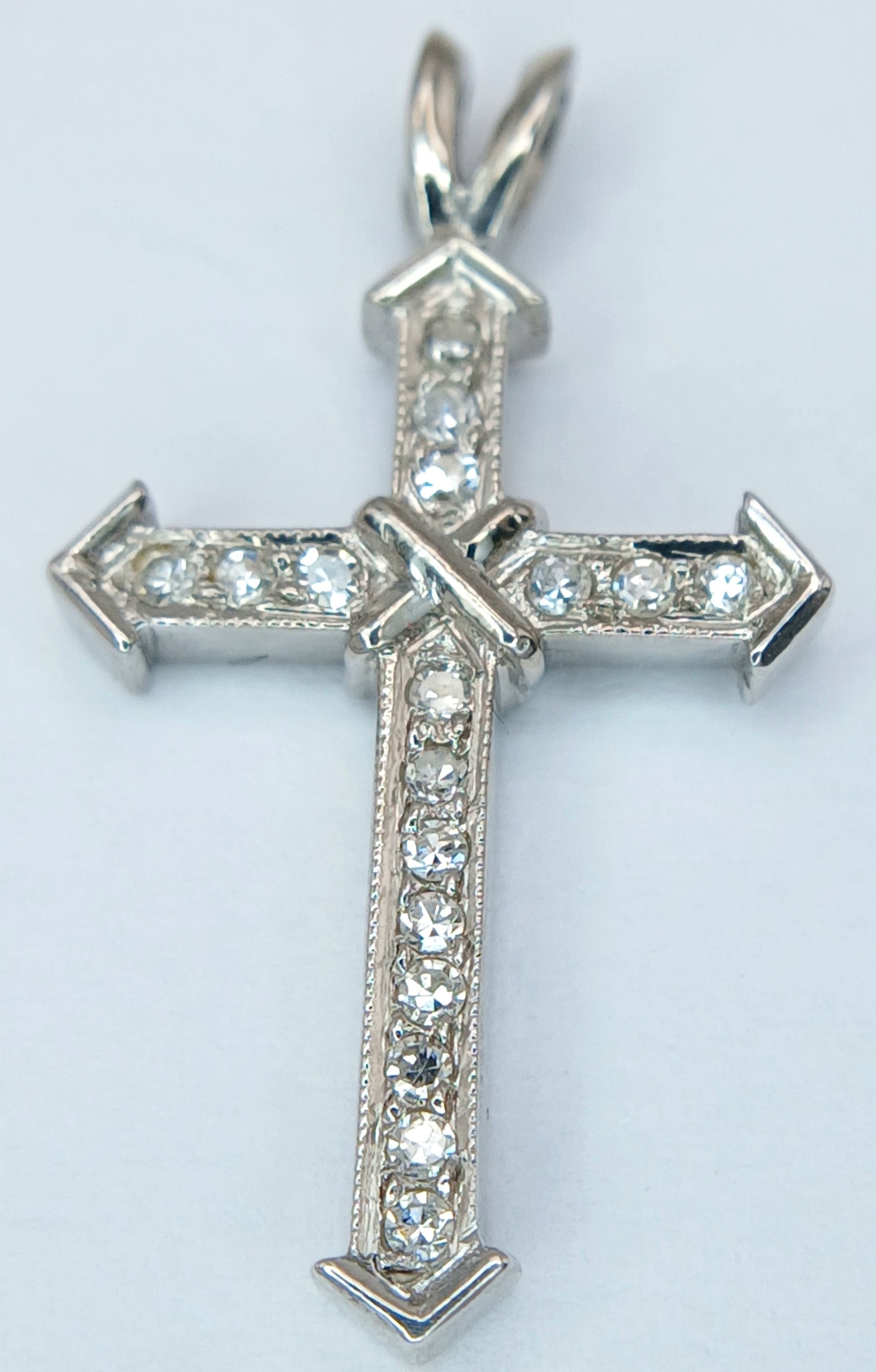 AN 18K WHITE GOLD, DIAMOND SET CROSS PENDANT