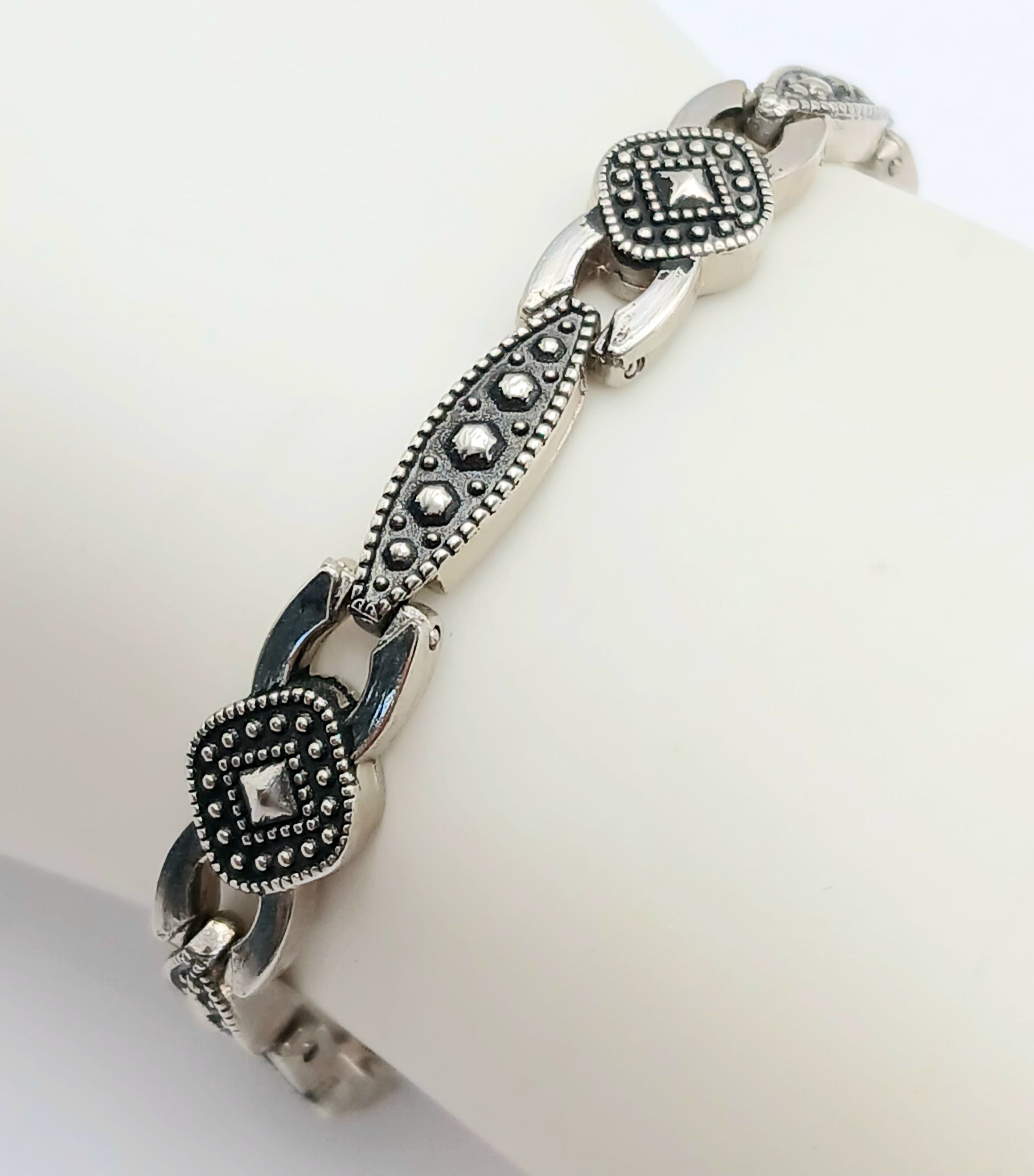 A VINTAGE MARCASITE BRACELET . 20gms 18cms