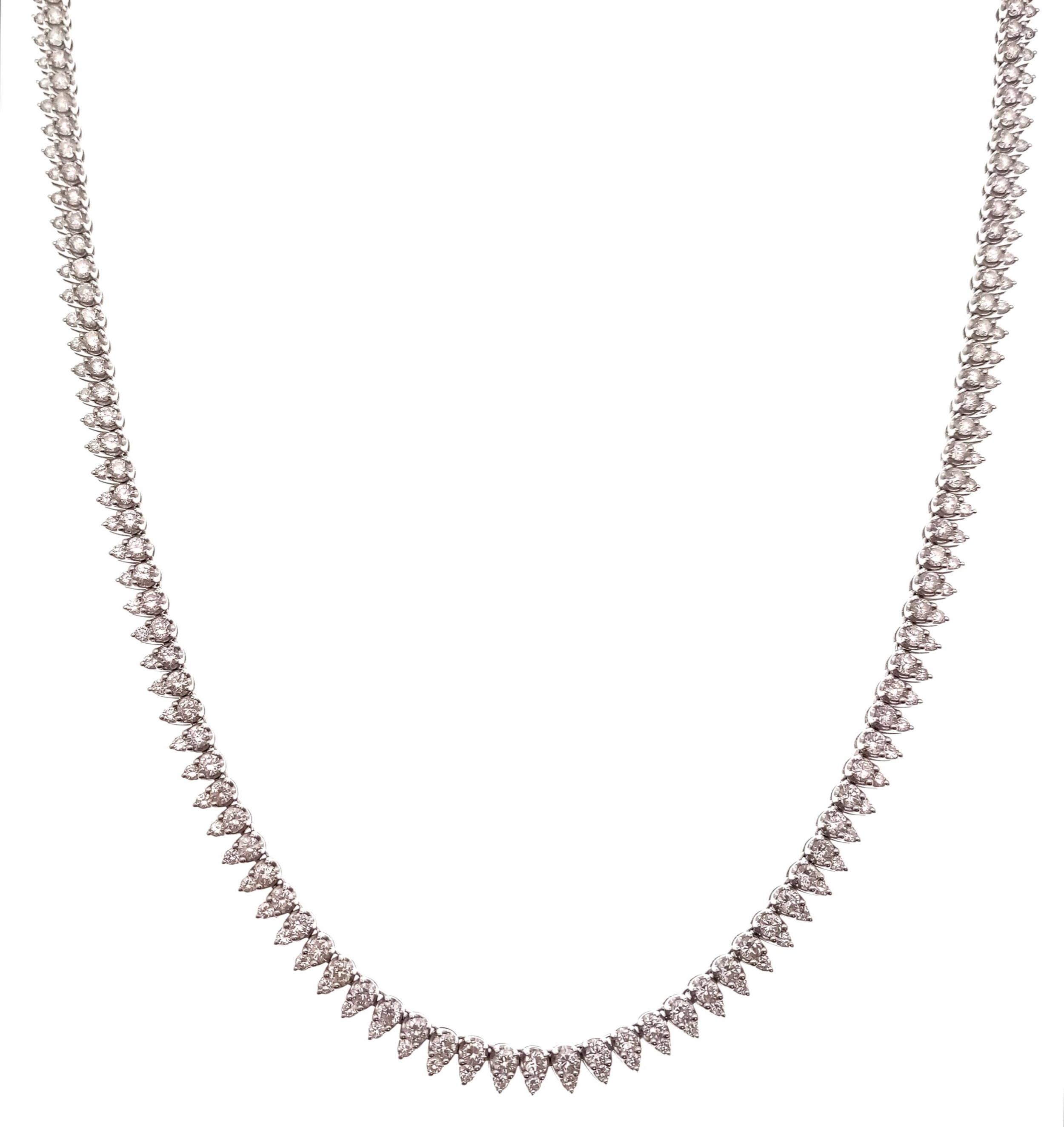 A BEAUTIFULLY CRAFTED 18K WHITE GOLD DIAMOND NECKLACE WITH TOP QUALITY BRILLIANT