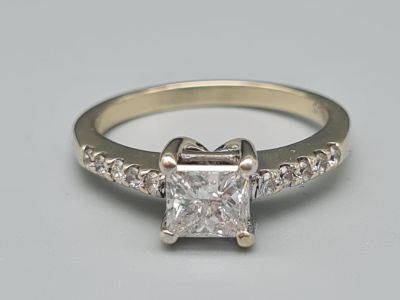 14CT WHITE GOLD DIAMOND PRINCESS CUT SOLITAIRE RING (0.90CT DIAMOND CENTRE) PLUS DIAMONDS ON 