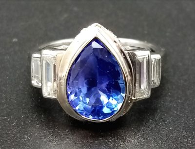 AN 18K WHITE GOLD CARTIER RING WITH A LARGE PEAR SHAPED TANZANITE CENTRE STONE WITH DIAMOND 