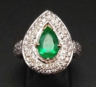 AN 18K WHITE GOLD DIAMOND ENCRUSTED TEAR DROP SHAPED RING WITH MATCHING SHAPED EMERALD CENTRE 