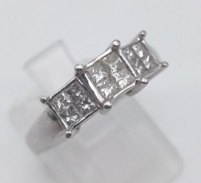 A 9 K white gold ring with diamonds (0.5 carats) arranged in three square clusters. Ring size: 