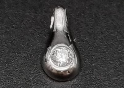 A 9K white gold pendant with a cubic zirconium. Length: 15 mm, weight: 1.2 g.