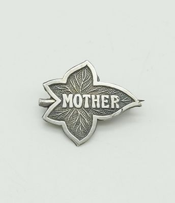 A Sterling Silver Mother Leaf Brooch - 2.5g