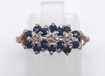 A 9 K yellow ring with blue sapphires and diamonds. Ring size: N1/2, weight: 2.1 g.