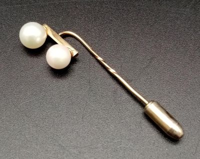 A 9 K yellow gold lapel/tie pin with two pearls. Weight: 2.6 g.