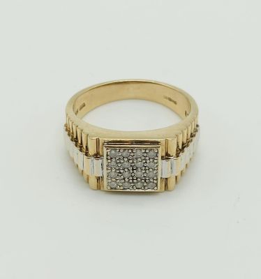 9k two tone gold diamond set signet ring in Rolex style, 0.33ct diamonds, ring size V, weighs 