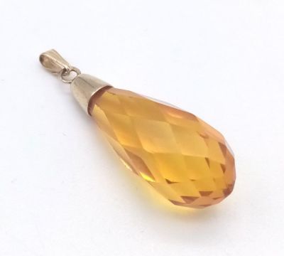 A 9 K yellow gold pendant with a large orange faceted bead. total weight: 2 g.