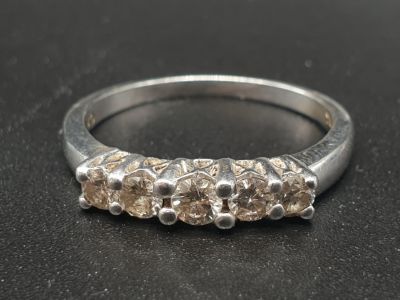 An 18k White Gold Diamond Five Stone Ring. Size P. 0.5ct. 3.2g