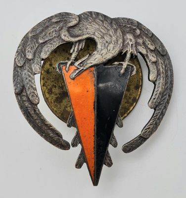 Badge of the 9th Armoured Battalion A stylized silver eagle with a triangular enamel pennant in 