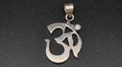 Sterling silver Ohm Indian topaz set pendant, weight 7g