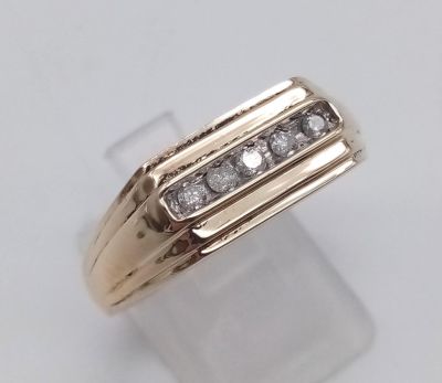A 9 K yellow gold ring with diamonds (0.2 CARATS). Ring size: V 1/2, weight: 3.6 g.