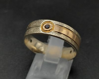 A 14K Yellow Gold Band Ring with Three Garnet Stones. Size T. 6.5g total weight. Ref 1157.