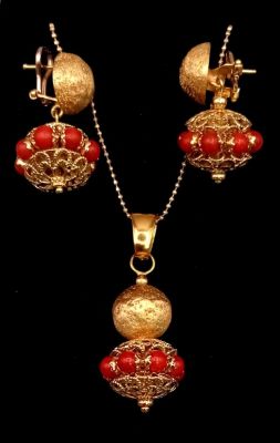 An 18 K yellow gold pair of earrings with red coral and a matching pendant on 18 K chain. 