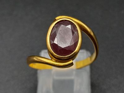 A 22K Yellow Gold Red Stone Crossover Ring. Size Q. 4.87g total weight. A/F. Ref - 8667.