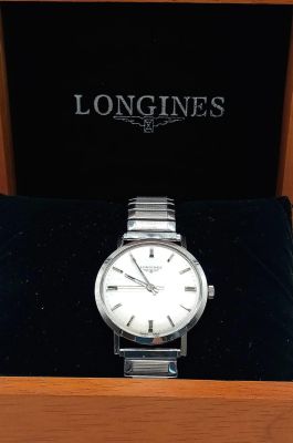 A Classic 1970s Longines Gents Watch. Fitted with a speidel expandable stainless steel strap 