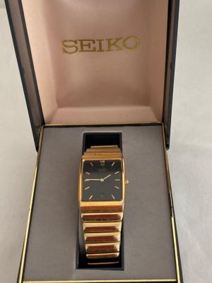 Vintage Gentlemans SEIKO 5Y39 5140 wristwatch. Having black square face with golden digits and 
