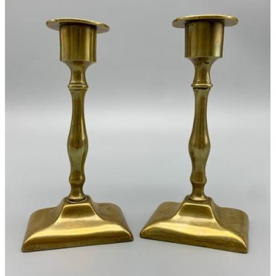 A PAIR OF SMALL BRASS CANDLESTICKS. 303.4g, 12cms