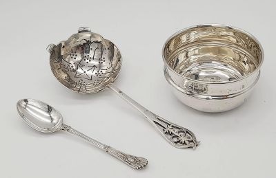 A Perfect Vintage Sterling Silver Tea-Making Lot. A tea strainer with pot and a teaspoon. 96.5g 