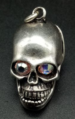 STERLING SILVER SKULL PENDANT WHICH OPENS UP STONE SET EYES. TOTAL WEIGHT 15.63G