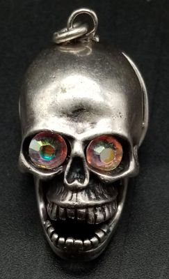 STERLING SILVER SKULL PENDANT WHICH OPENS UP STONE SET EYES. TOTAL WEIGHT 14.98G