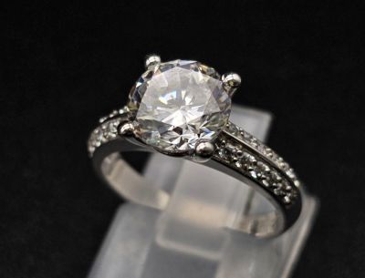 9k white gold cubic zirconia set solitaire ring with cz set shoulders 3.5g size I (equivalent 