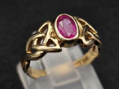9K YELLOW GOLD RUBY SET RING. TOTAL WEIGHT 2.66G. SIZE I