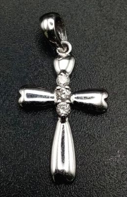 9K WHITE GOLD DIAMOND SET CROSS. TOTAL WEIGHT 0.85G