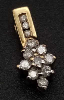 9K YELLOW GOLD DIAMOND SET DROP CLUSTER PENDANT. 0.20CT DIAMOND, TOTAL WEIGHT 1.1G