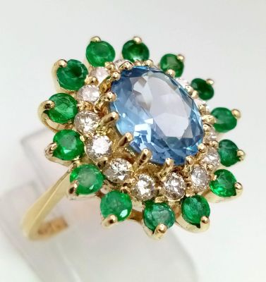 18K YELLOW GOLD DIAMOND, EMERALD &amp; BLUE TOPAZ CLUSTER RING. TOTAL WEIGHT 6.4G SIZE O