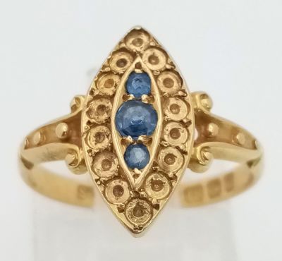 AN ANTIQUE 18K YELLOW GOLD SAPPHIRE SET RING. HALLMARKED BIRMINGHAM 1903. 3.1G TOTAL WEIGHT 