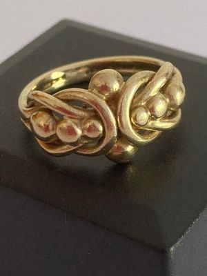 Vintage 9 carat GOLD CELTIC RING, Having double band shank with chunky GOLD Detail to top. Full 