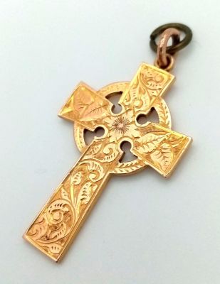 A Vintage 9K Yellow Gold Celtic Cross. 4 x 2cm. 4.62g
