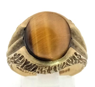 A Vintage Tigers Eye 9K Yellow Gold Ring. Tigers eye cabochon with bark effect decoration. Size 