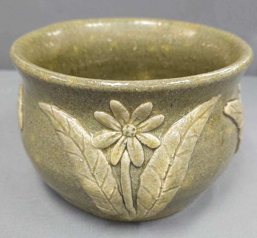 Lot 146: Rare Arie Meaders Decorated Pansy Bowl
