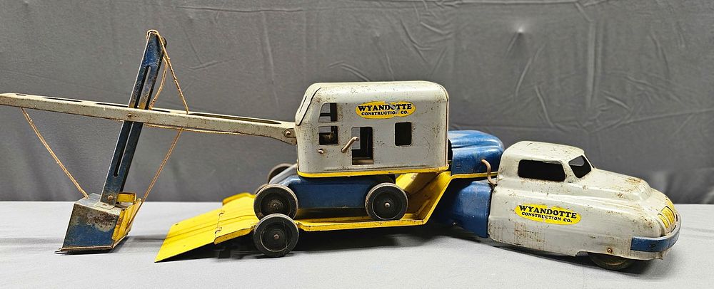 Lot 76: 1940s Wyadotte Truck, Trailer, Excavator Toy