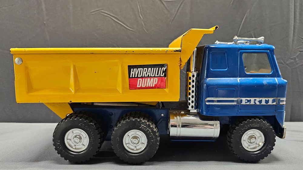 Lot 83: 1960s Ertl Hydrolic Dump Toy Truck