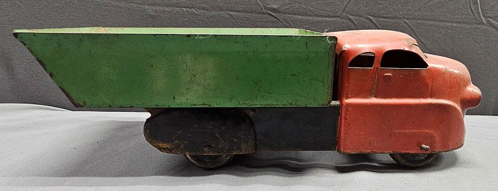 Lot 85: 1930s Wyandotte Pressed Steel Toy Dump Truck