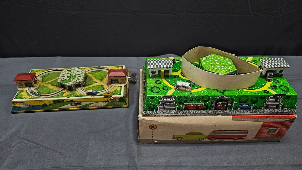 Lot 178: Vintage Tin Lithograph Race Car Wind Up Lot