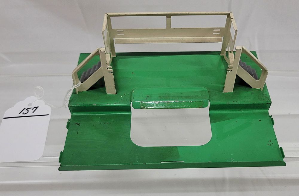 Lot 157: Lionel Post War # 3462 Milk Car Platform